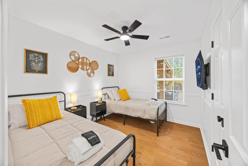 MiniGolf, HotTub, FirePit, PetFriendly, Sleeps 8 House in South Carolina