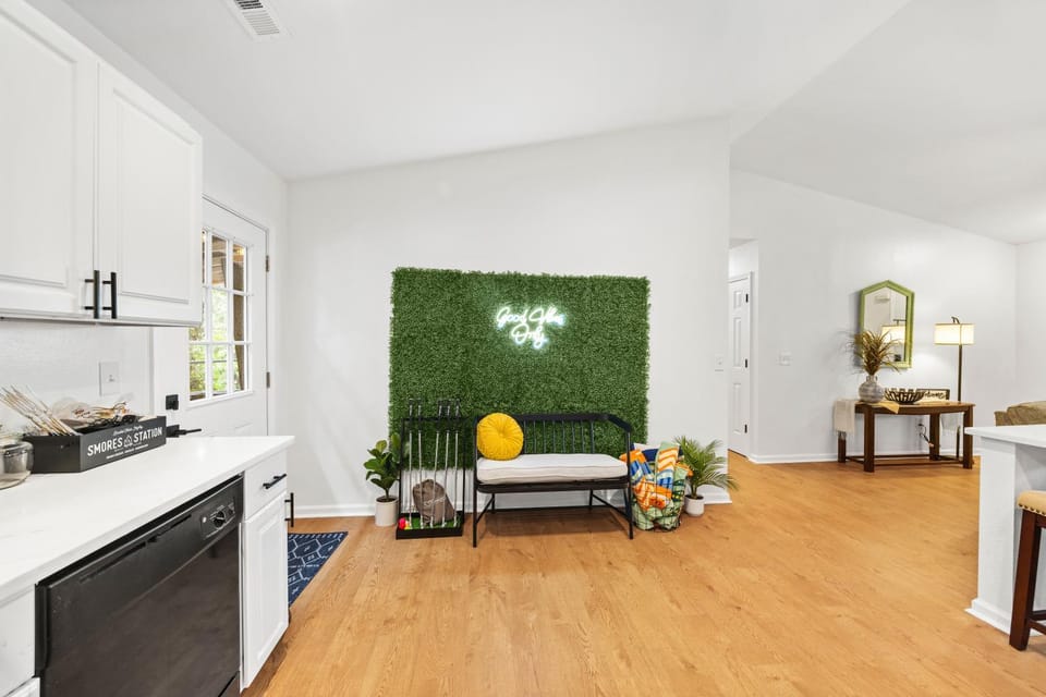 MiniGolf, HotTub, FirePit, PetFriendly, Sleeps 8 House in South Carolina