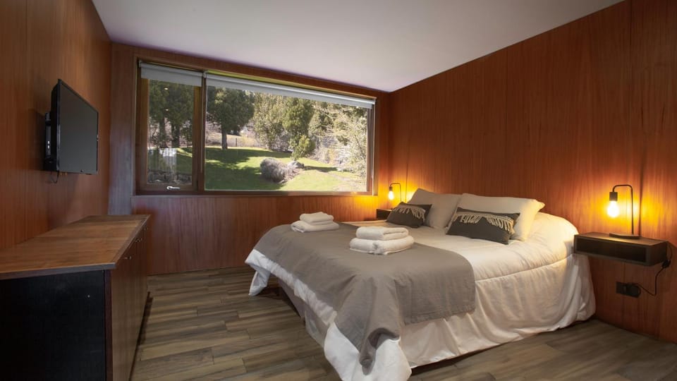Communal lounge/ TV room, Bed, TV and multimedia, Photo of the whole room, Evening entertainment, Bedroom, towels