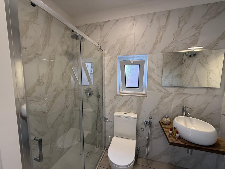 Shower, Toilet, Bathroom, bidet, towels