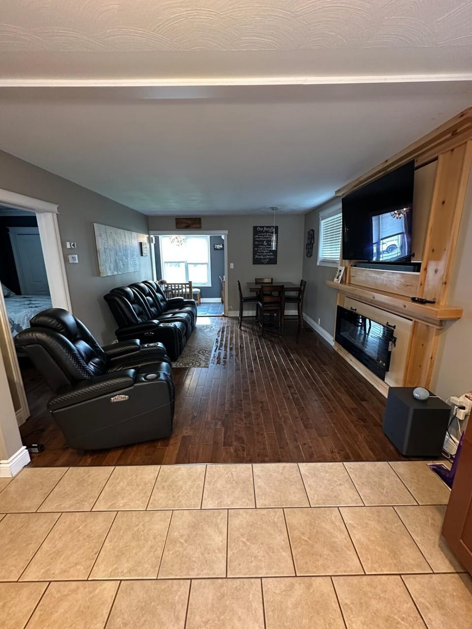 TV and multimedia, Living room, Seating area, Evening entertainment