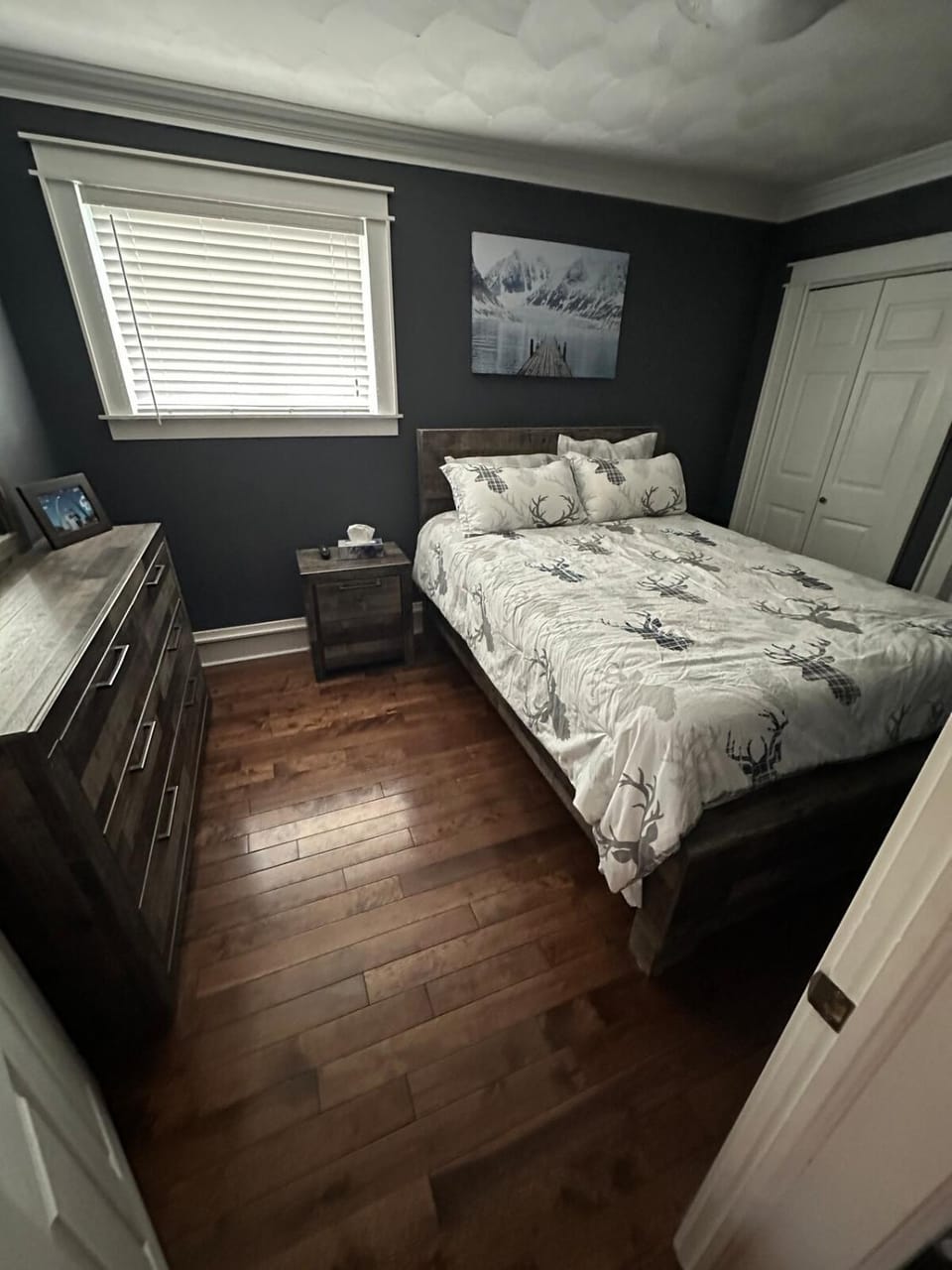 Bed, TV and multimedia, Photo of the whole room, Bedroom