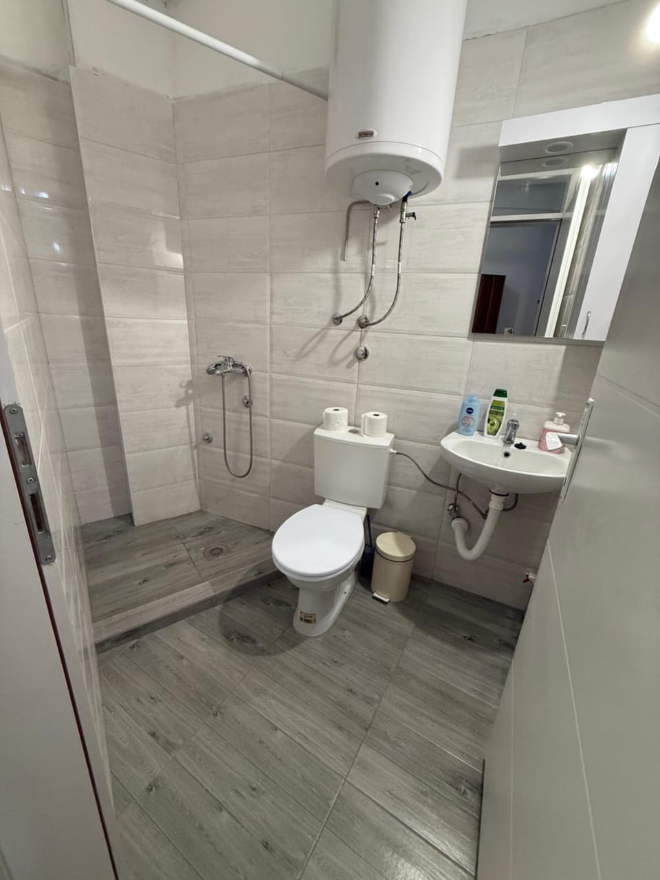 Shower, Toilet