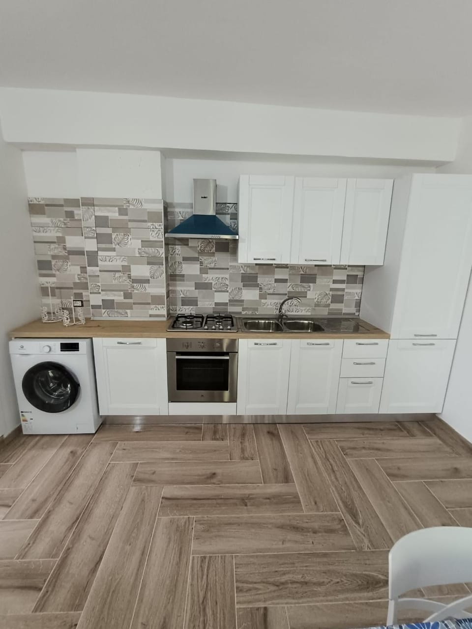 Kitchen or kitchenette, oven, stove, washing machine, kitchen