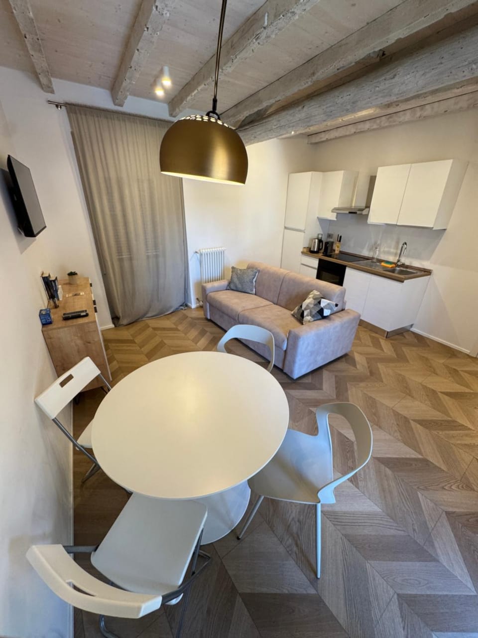 TV and multimedia, Kitchen or kitchenette, Living room, Seating area, Dining area