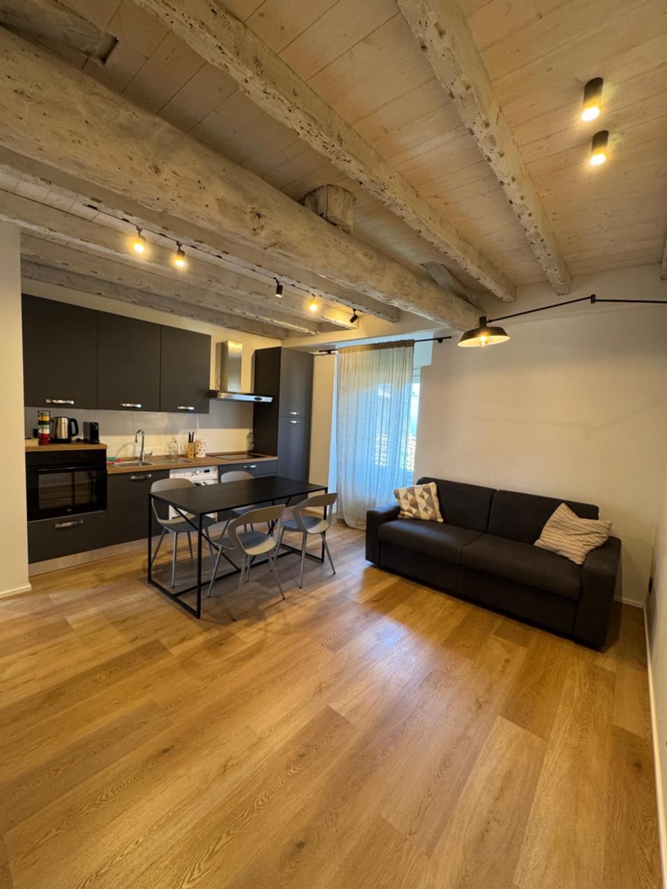 Living room, Seating area, Dining area, stove