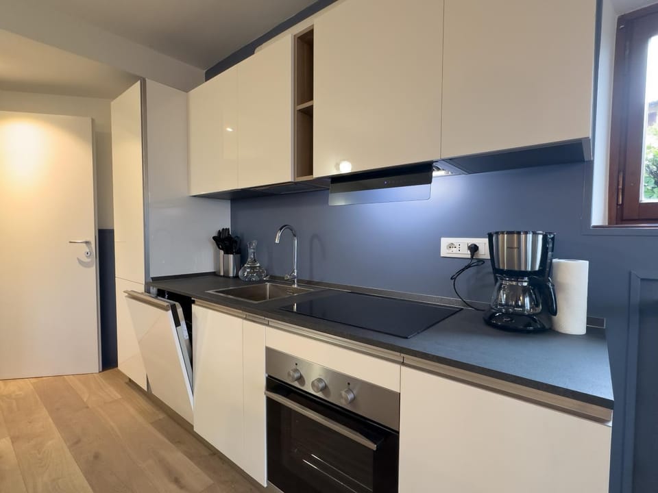 Coffee/tea facilities, Kitchen or kitchenette, dishwasher, stove, toaster