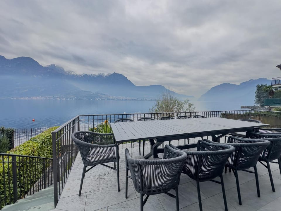 Property building, Natural landscape, Balcony/Terrace, Lake view, Mountain view