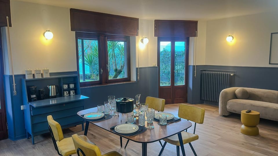 Coffee/tea facilities, Kitchen or kitchenette, Living room