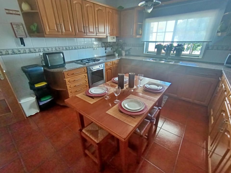 Dining area, dishwasher, oven, stove, toaster