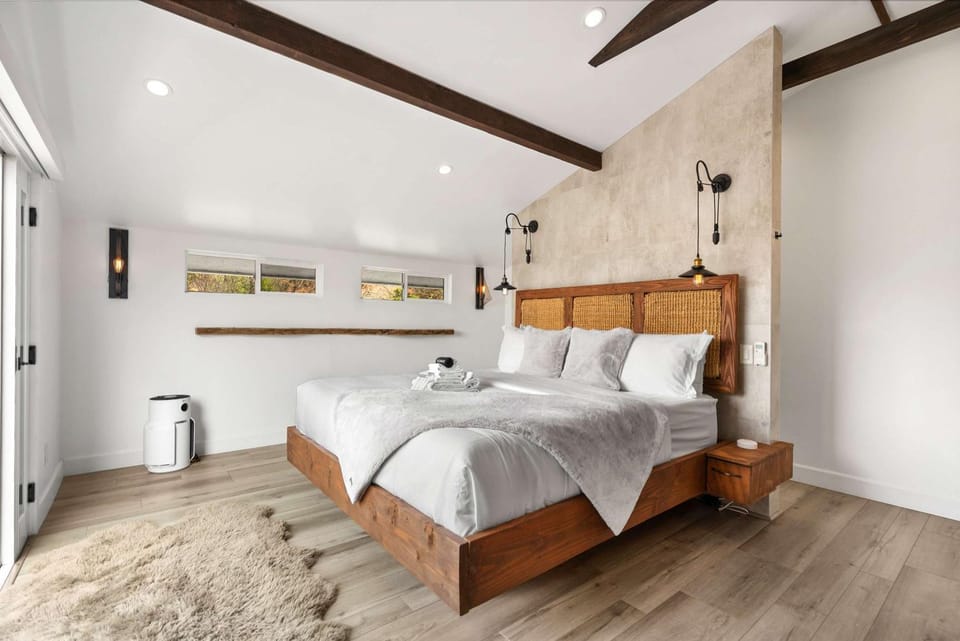 Pacific Palisades 4BR with Views by Colby and Conrad House in Pacific Palisades