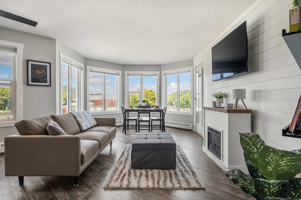 Lakefront Lookout 1BR Condo on Lakeshore Drive Apartment in Sylvan Lake