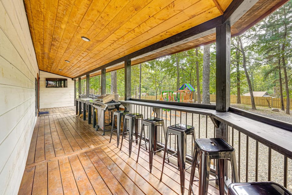 Hike, Fish & Unwind: Cabin w/ Yard in Broken Bow! Cabin in Oklahoma