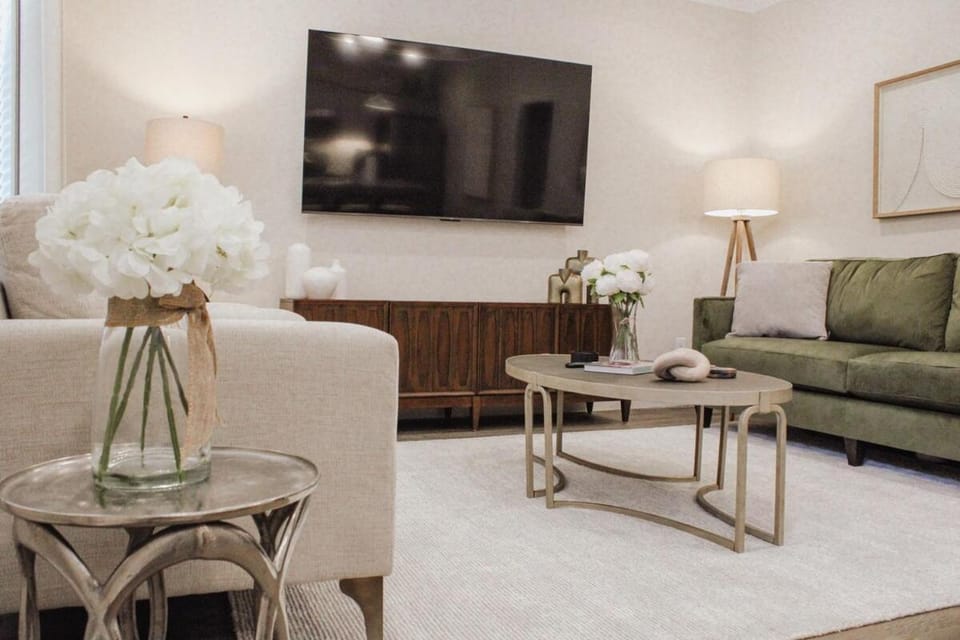 TV and multimedia, Living room, Seating area, Evening entertainment