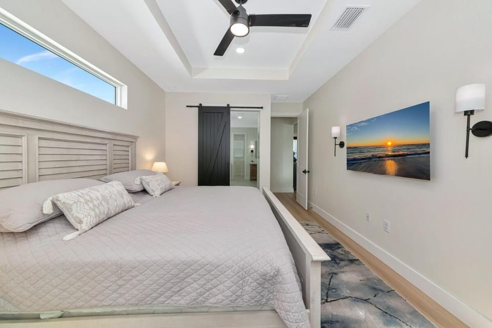 Bright New Home Family Oasis Near the Shore House in South Venice