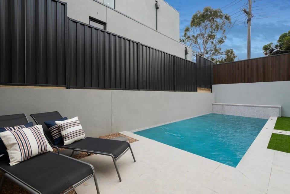 Modern Luxury Retreat With Pool House in Melbourne