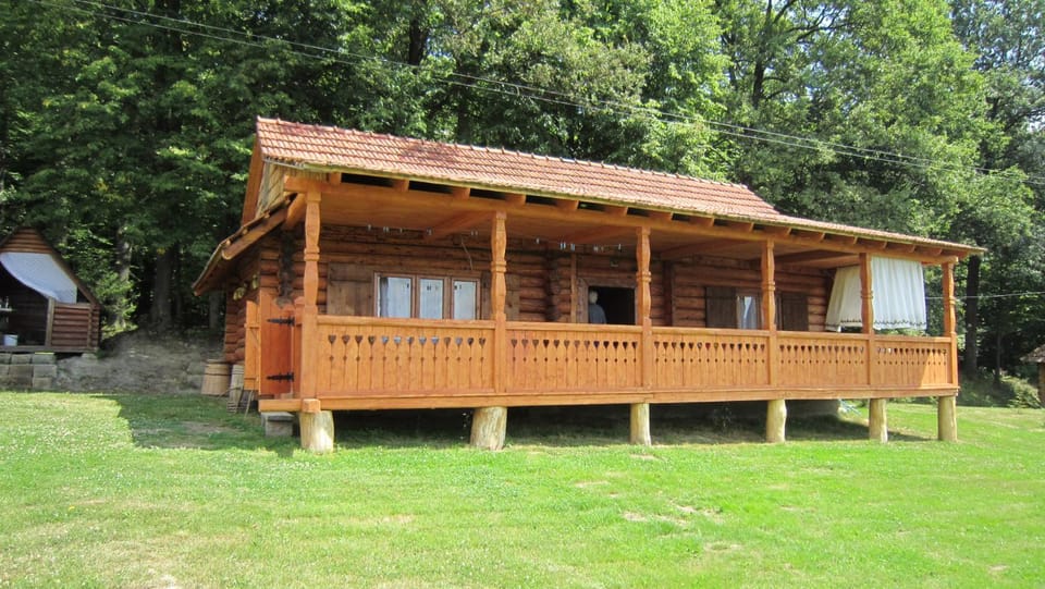Property building, Facade/entrance, Spring, Day, Summer, Garden, Balcony/Terrace, Area and facilities