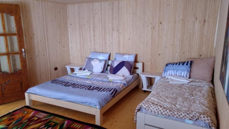 Bed, Photo of the whole room, Decorative detail, Seating area, Bedroom, cot