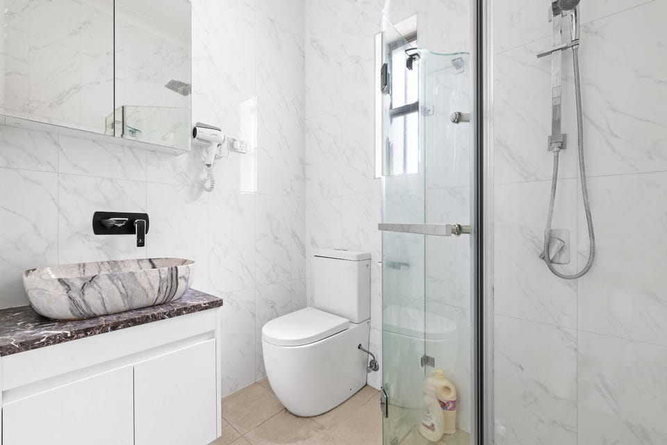 King Single Room - Convenient Location in Kingsford - Shared Bathroom Bed and Breakfast in Sydney