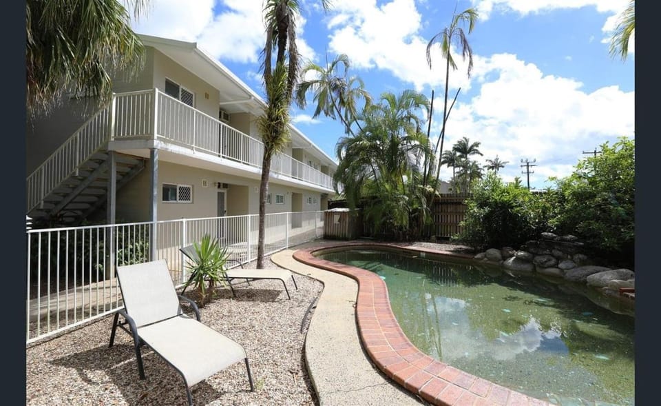 Property building, Garden, Balcony/Terrace, Pool view, Swimming pool, sunbed