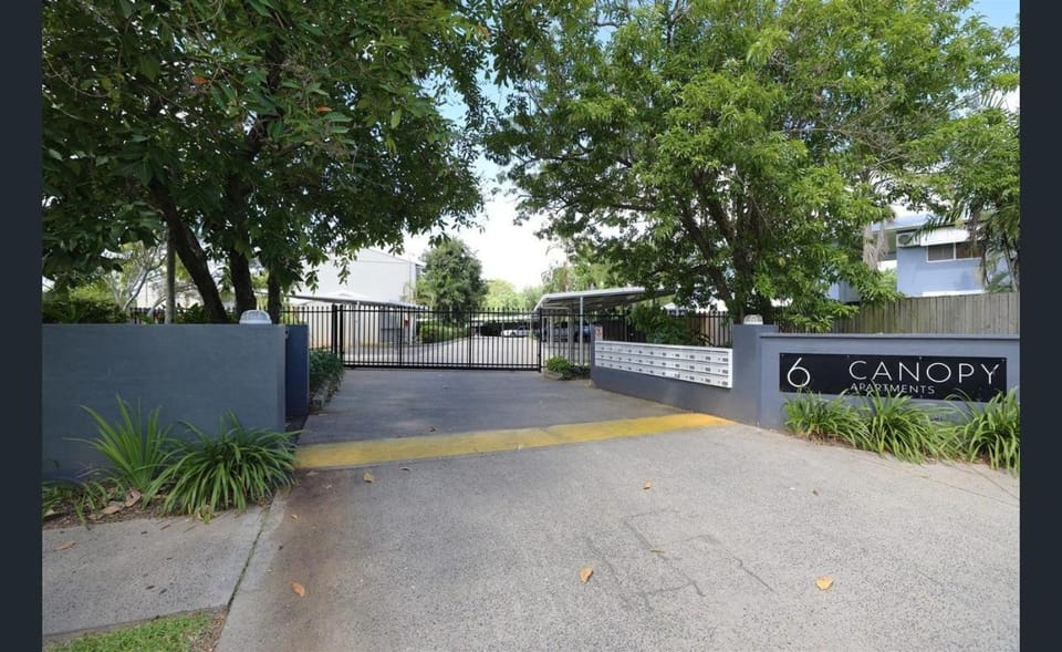 Day, Neighbourhood, Natural landscape, Street view