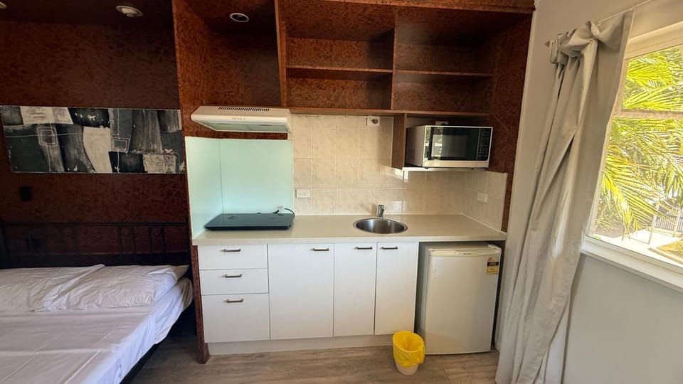 Bed, Kitchen or kitchenette, Bedroom, minibar, oven