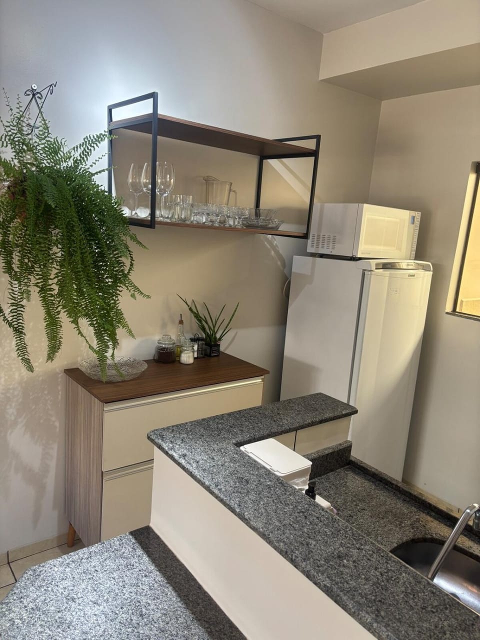 Kitchen or kitchenette, minibar