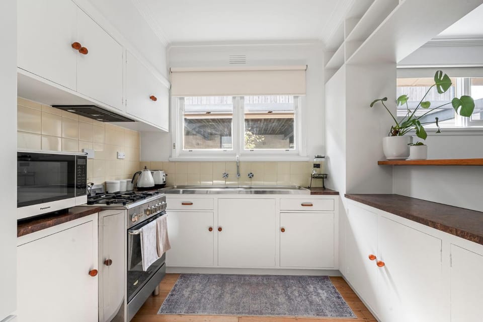 Coffee/tea facilities, Kitchen or kitchenette, oven, stove, toaster