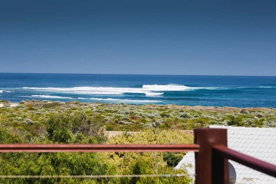 Bondys Beach House - Panoramic Beachside Living House in Mitchell Drive