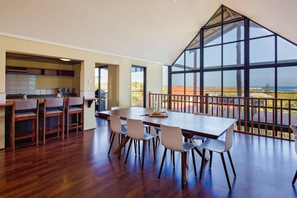 Bondys Beach House - Panoramic Beachside Living House in Mitchell Drive