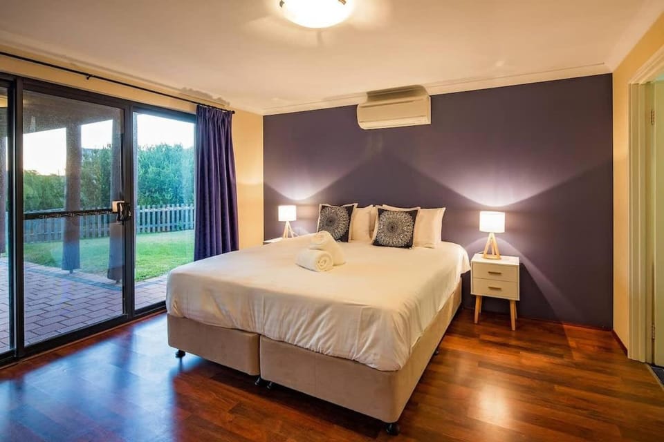 Bondys Beach House - Panoramic Beachside Living House in Mitchell Drive