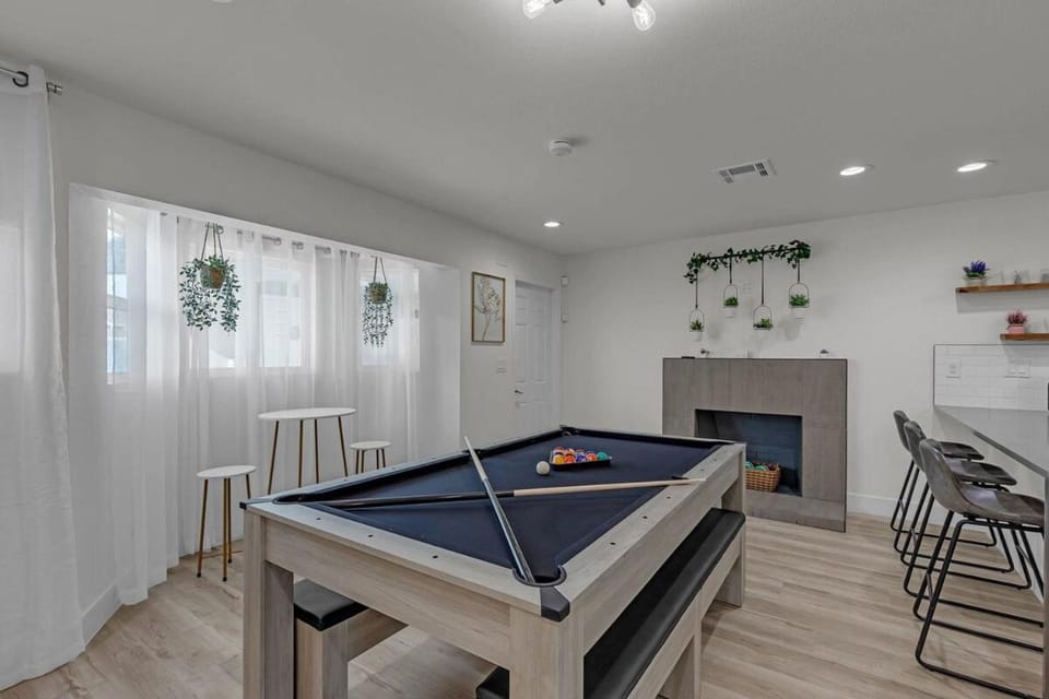 Vegas Hillcrest Oasis, Private Pool and 5BR House in Las Vegas