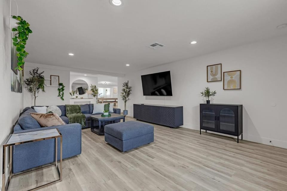 Vegas Hillcrest Oasis, Private Pool and 5BR House in Las Vegas