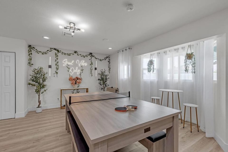 Vegas Hillcrest Oasis, Private Pool and 5BR House in Las Vegas