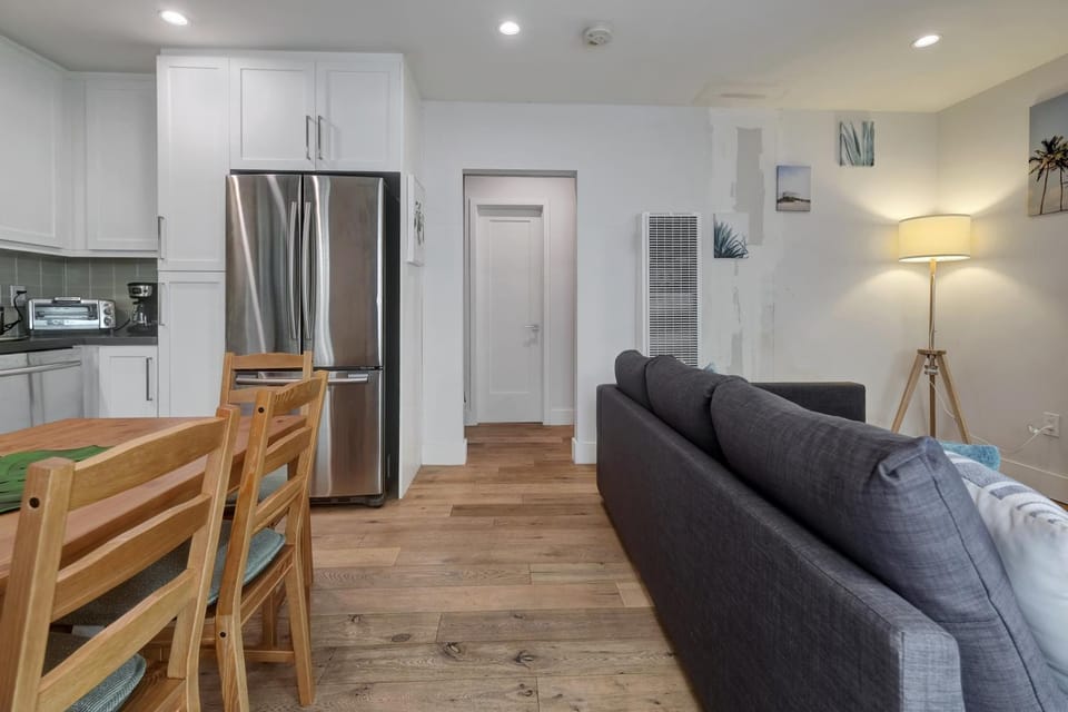 Feel At Home At A One Bedroom Apt 1 Block From The Beach Apartment in Hermosa Beach