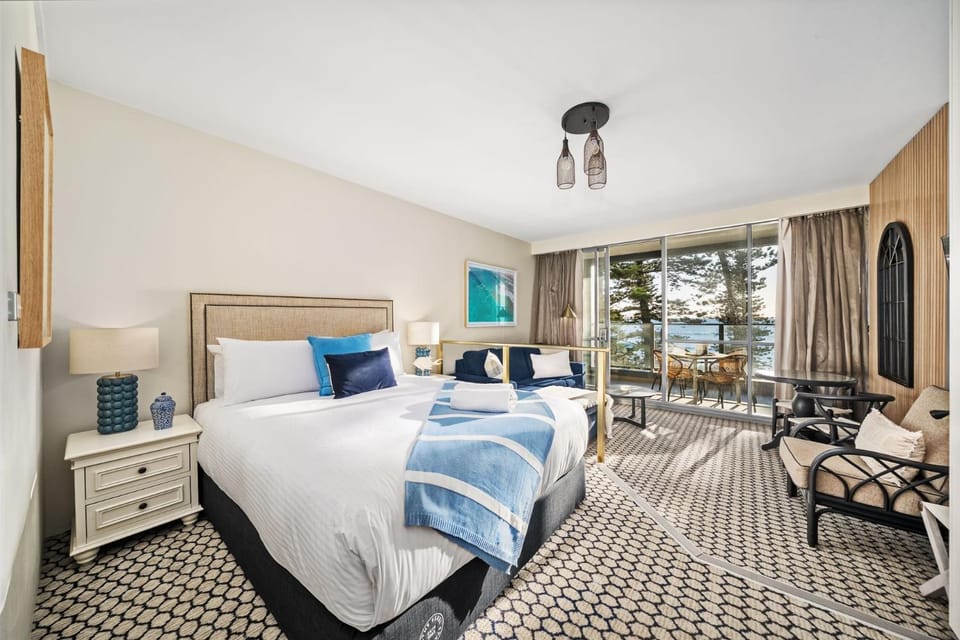 Wake to Waves - Beachfront Ocean Views Apartment in Manly