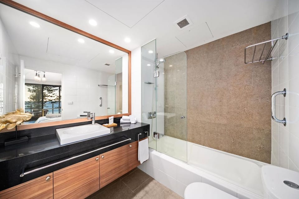 Wake to Waves - Beachfront Ocean Views Apartment in Manly