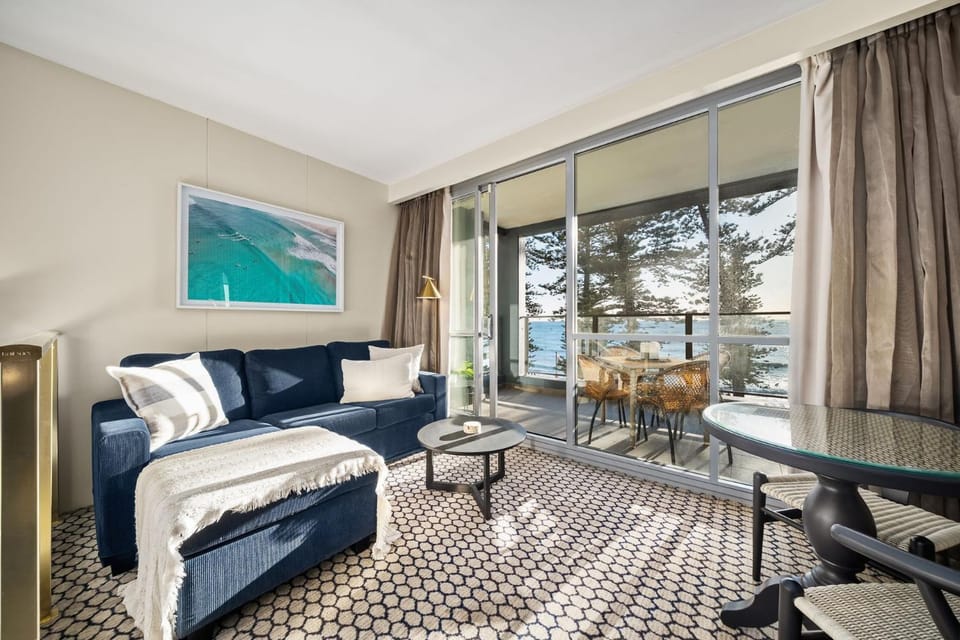 Wake to Waves - Beachfront Ocean Views Apartment in Manly