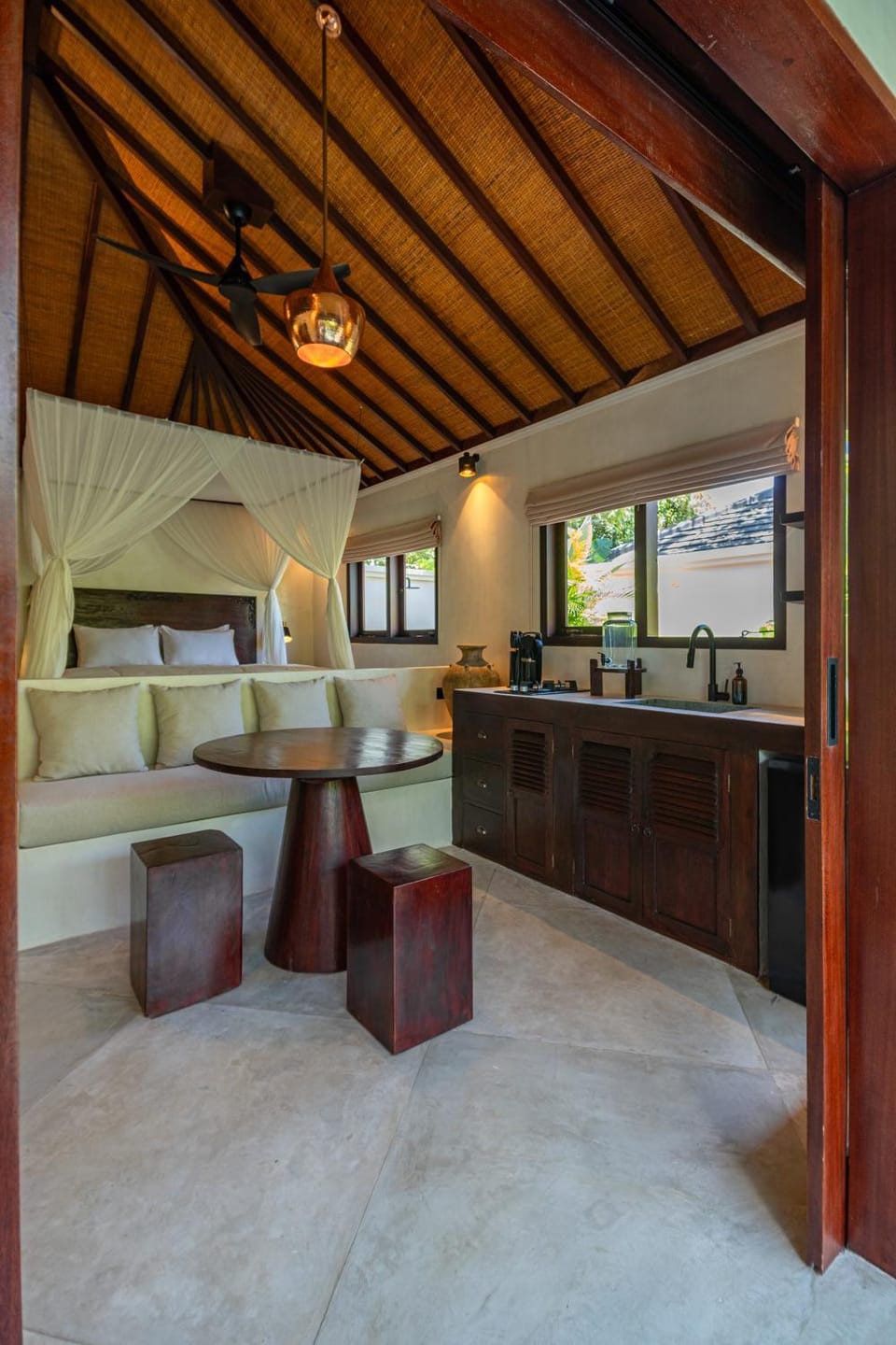 Kitchen or kitchenette, Dining area