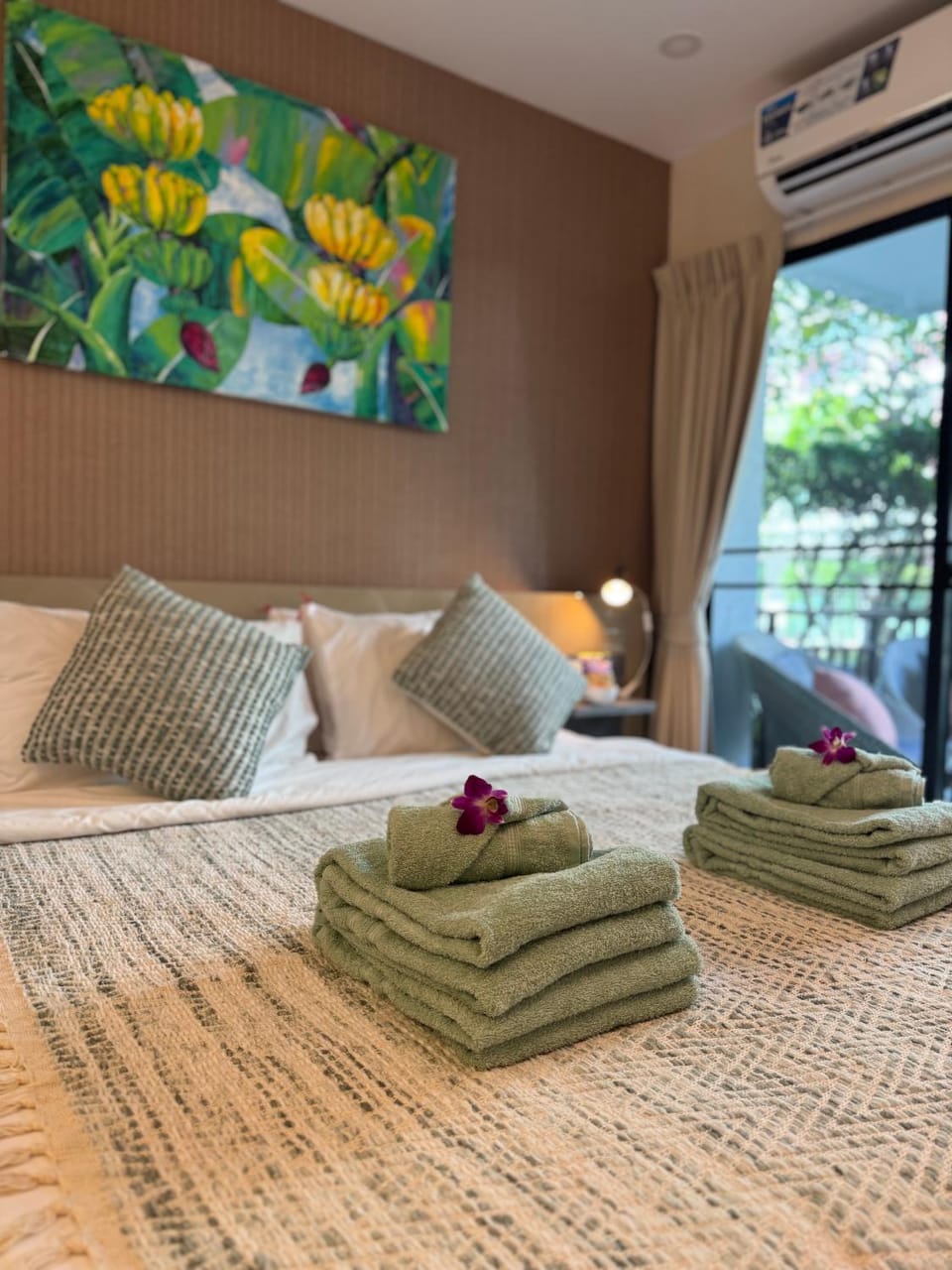 Bed, Photo of the whole room, Bedroom, towels