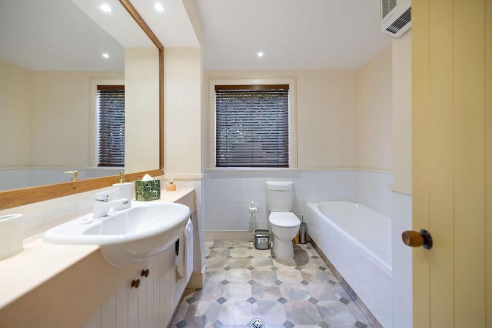 Shower, Toilet, Bathroom, Bath, towels