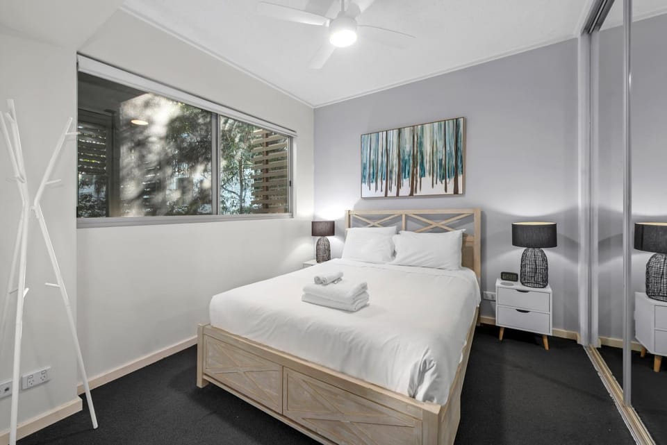 Spacious and Leafy with Pool and Parking - Walk to River Apartment in Brisbane