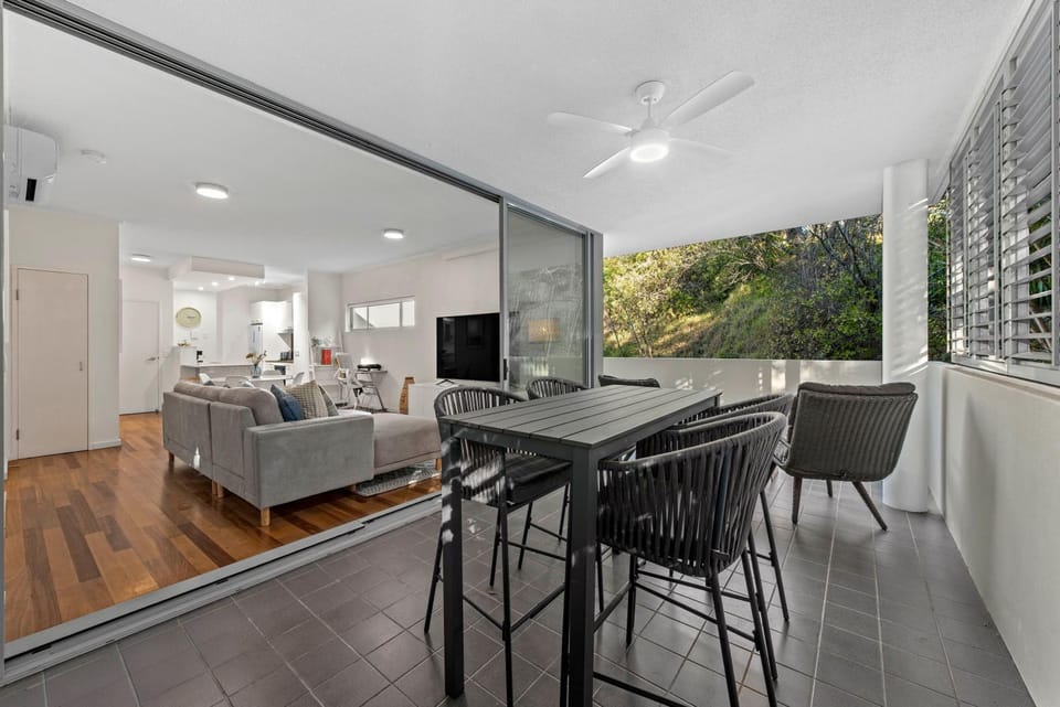 Spacious and Leafy with Pool and Parking - Walk to River Apartment in Brisbane