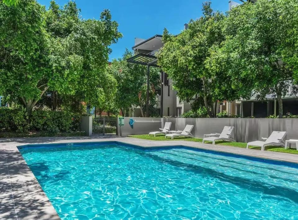 Spacious and Leafy with Pool and Parking - Walk to River Apartment in Brisbane