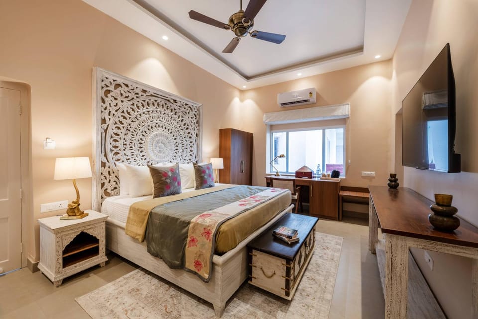 Bed, TV and multimedia, Photo of the whole room, Bedroom
