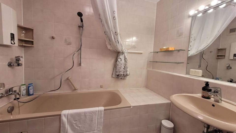 Bathroom, Bath, towels