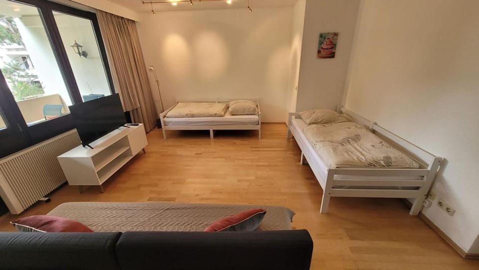 Bed, TV and multimedia, Living room