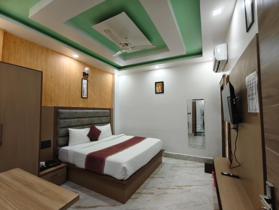 Bed, TV and multimedia, Photo of the whole room, Bedroom, wardrobe, air conditioner