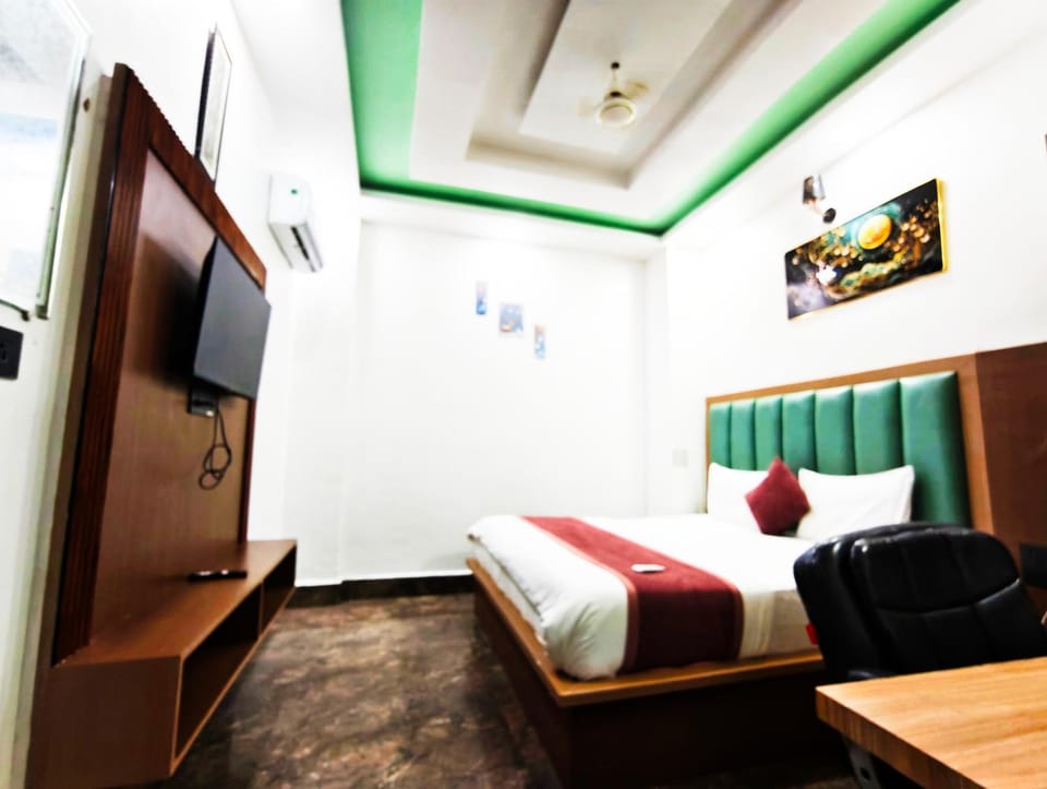 Bed, TV and multimedia, Living room, Photo of the whole room, Evening entertainment, Bedroom