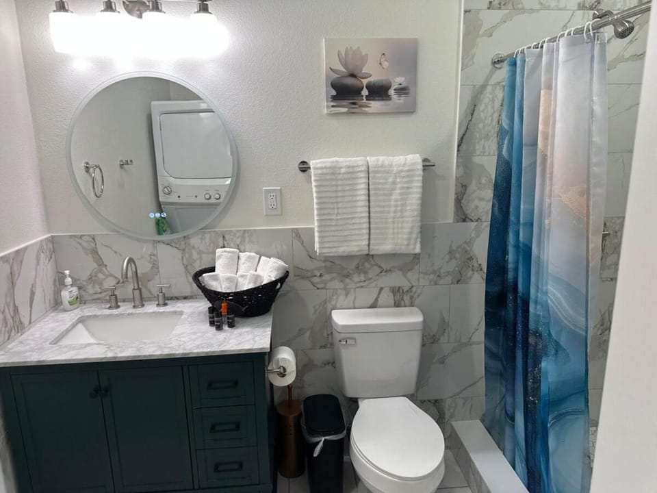 Shower, Toilet, Bathroom, towels
